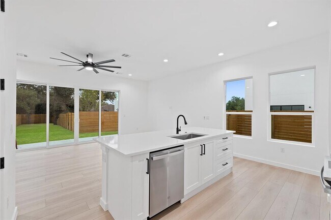 Foto del edificio - 21505 Boggy Ford Rd