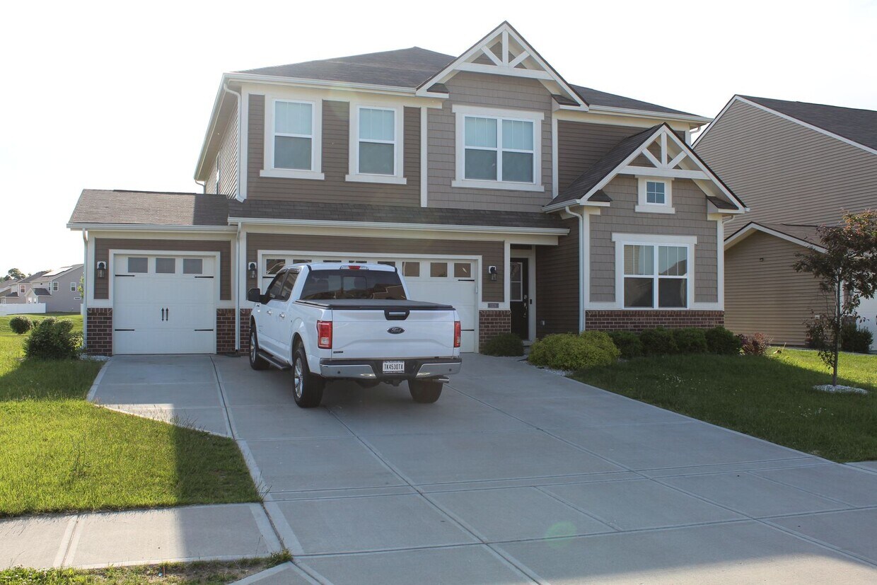 Primary Photo - Spacious Move In Ready 5 BR in Avon!
