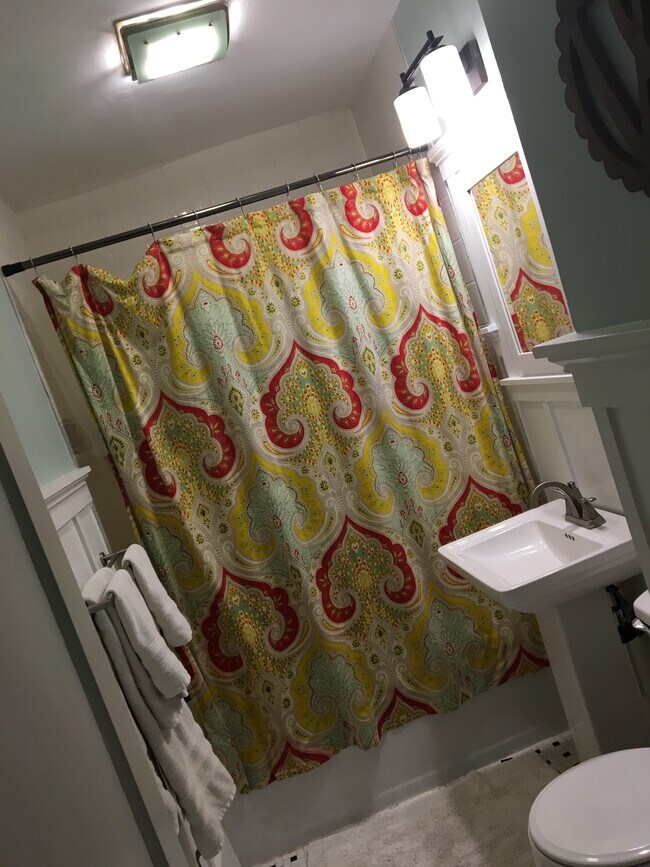 Full bath with bath/tub combo - 20 Craven Ave