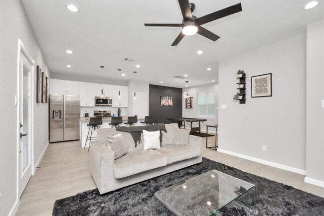 Building Photo - 7418 Mount St