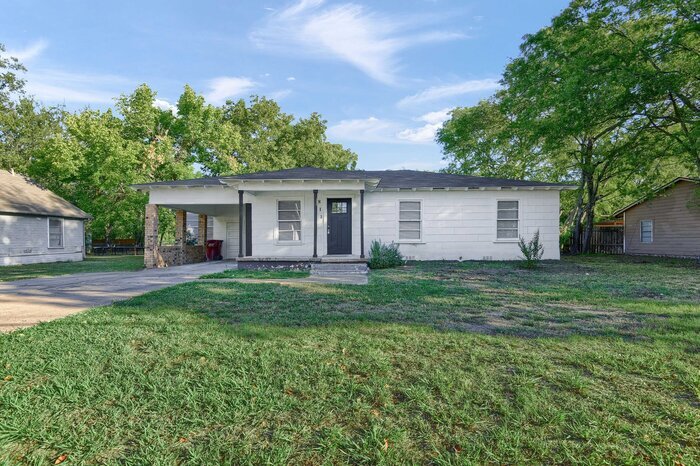 Primary Photo - 811 Seven Oaks Rd