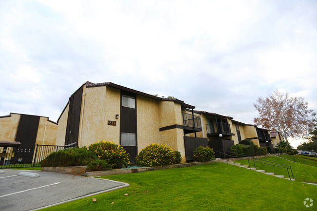 Building Photo - College View Apartments