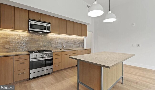 Building Photo - 10511 Strathmore Hall St