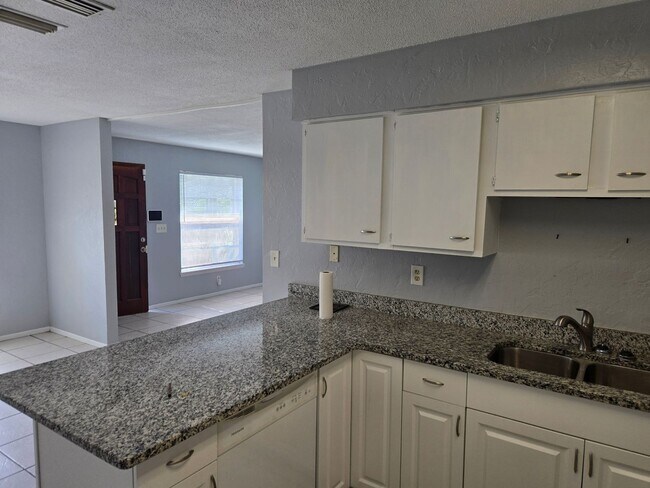 Foto del edificio - Bright 2BR/2BA Home with Garage