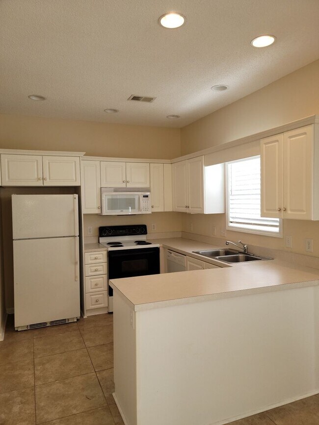 Building Photo - Fairway Oaks