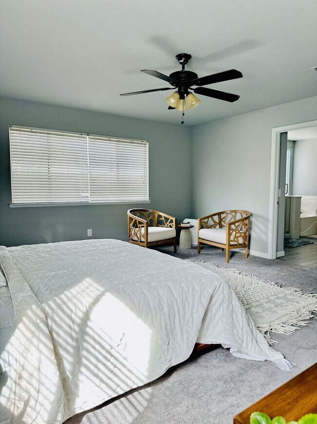 Building Photo - 4 BEDS & 2.5 BATHS!!! FANTASTIC OPPORTUNIT...