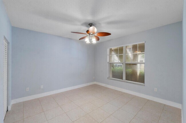 Foto del edificio - 5980 W Sample Rd