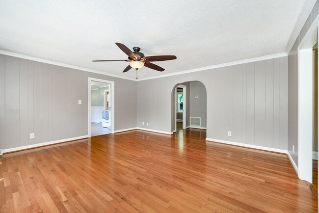 Building Photo - Two Bedroom Farmhouse with LARGE Bonus Room