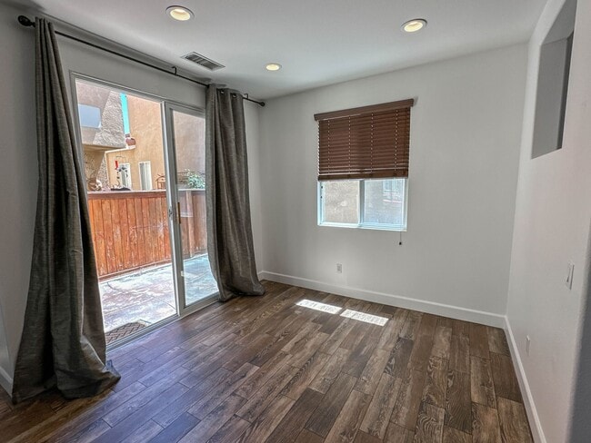 Building Photo - 3 Bedroom Home for Rent in Valencia!