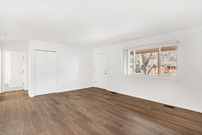 Building Photo - Gorgeous 4 Bed 2 Bath Home with Fully Fenc...