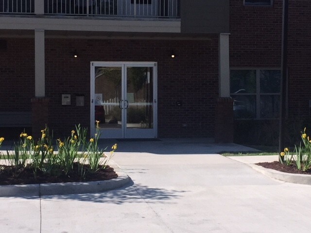 Building Entry - 405 W Liberty St