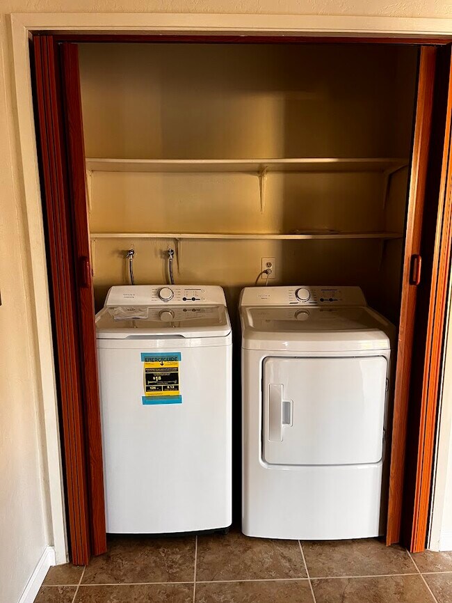 Foto del edificio - 143 Katherine Ave