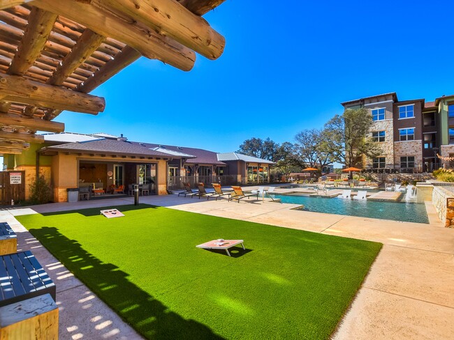 Juegos de patio junto a la piscina - Bexley Wolf Ranch