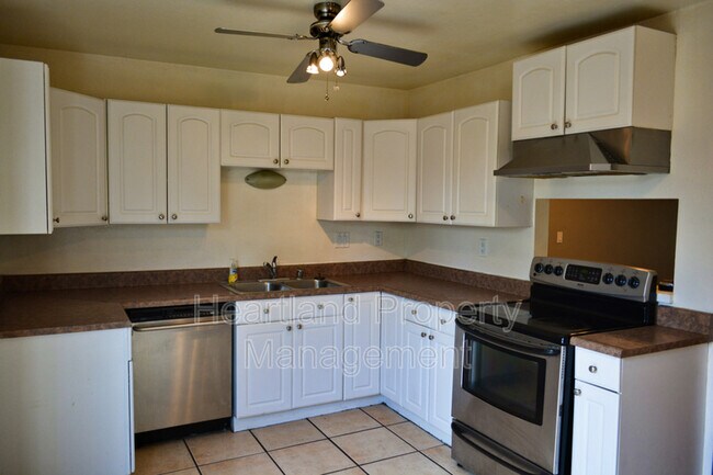 Building Photo - 888 Cherrywood Way