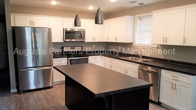 Building Photo - 142 Oakridge Dr