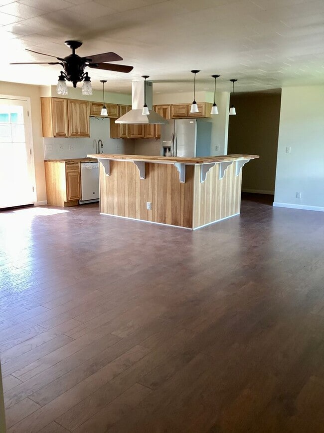 Building Photo - Renovated 4 bed 2 bath with large yard and...