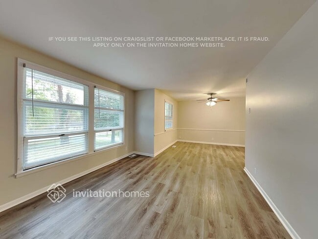 Foto del edificio - 562 Whispering Hills Dr