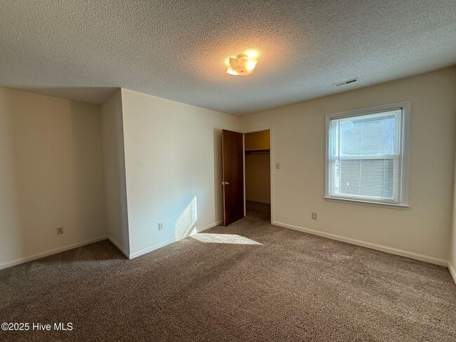 Building Photo - 120 Stallion Dr