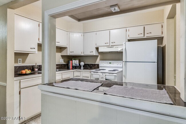 Foto del edificio - 211 Versailles Blvd