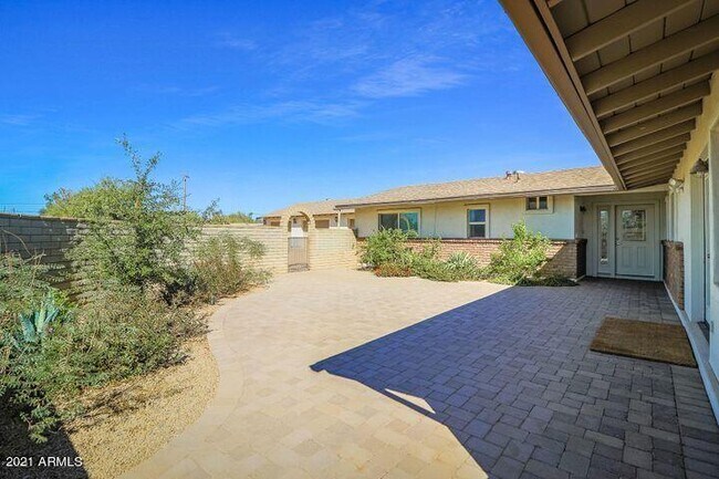 Building Photo - 6518 E Sunnyside Dr