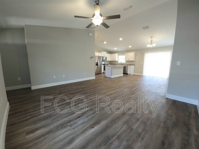 Foto del edificio - 7244 N Glenridge Cir