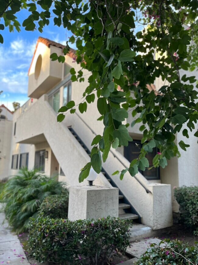 Building Photo - 351 N Melrose Dr