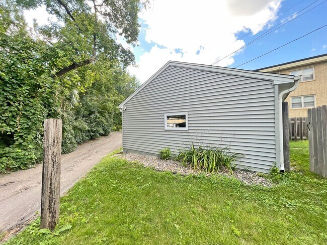 Building Photo - Beautiful Big 4-Bedroom, All New Kitchen, ...