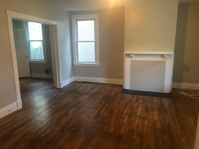 Building Photo - 705 E Gladstone Ave