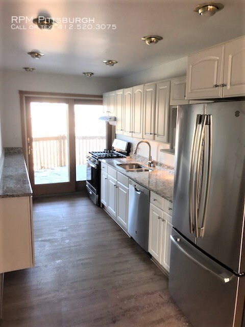 Building Photo - Stunning 3 Bed/2 Bathroom with Amazing Views!