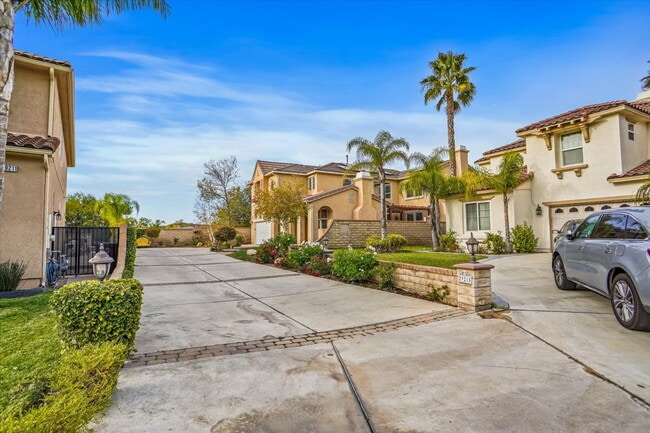 Foto del edificio - "Spacious 4-Bedroom Retreat with Cozy Fireplace on Starfall Way, Santa Clarita!"