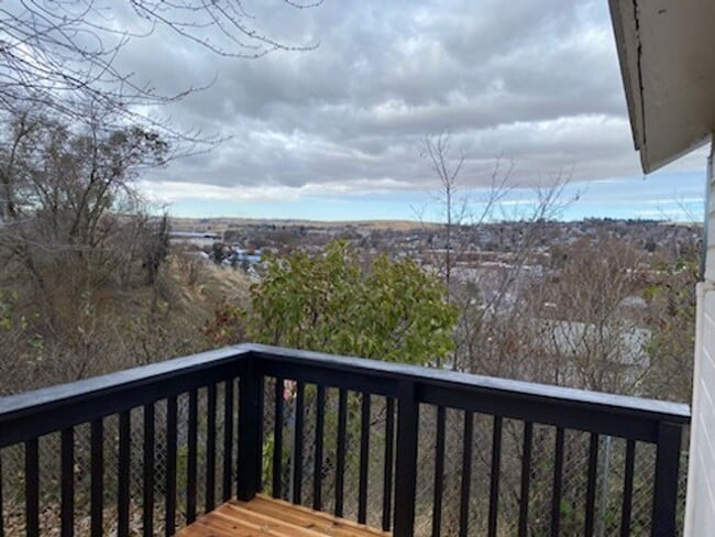 Building Photo - Charming 2 Bedroom Home on Corner Lot