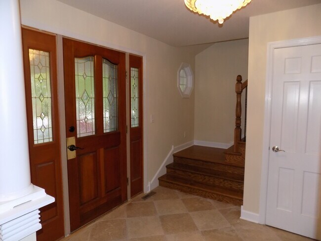 Building Photo - 813 Meadow Ln
