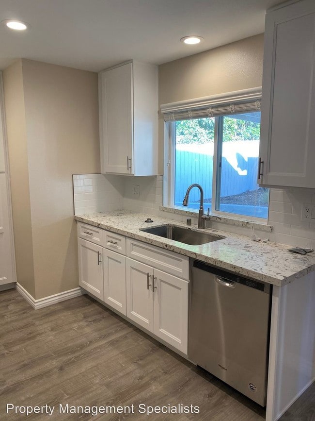 Building Photo - 1 br, 1 bath Apartment - 884 Moffatt Circle