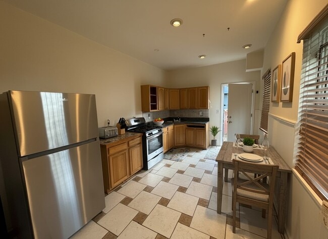 Building Photo - 1809 W Thompson St