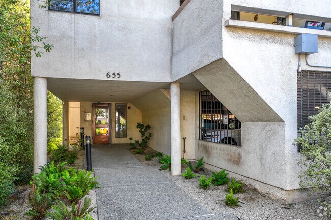 Entrada del edificio - 655 Chetwood St