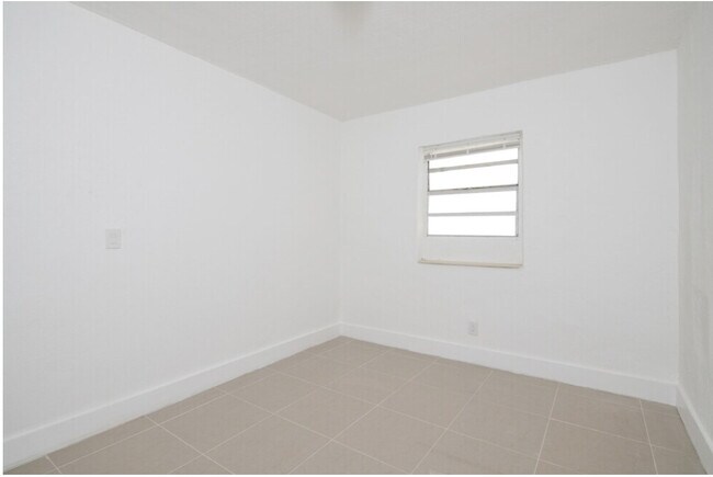 Foto del edificio - 1044-1046 Foster Rd, Hallandale Beach