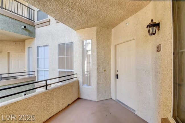 Foto del edificio - **Charming 2 Bdrm/2 Bath Remodeled Condo in Desirable SouthWest**