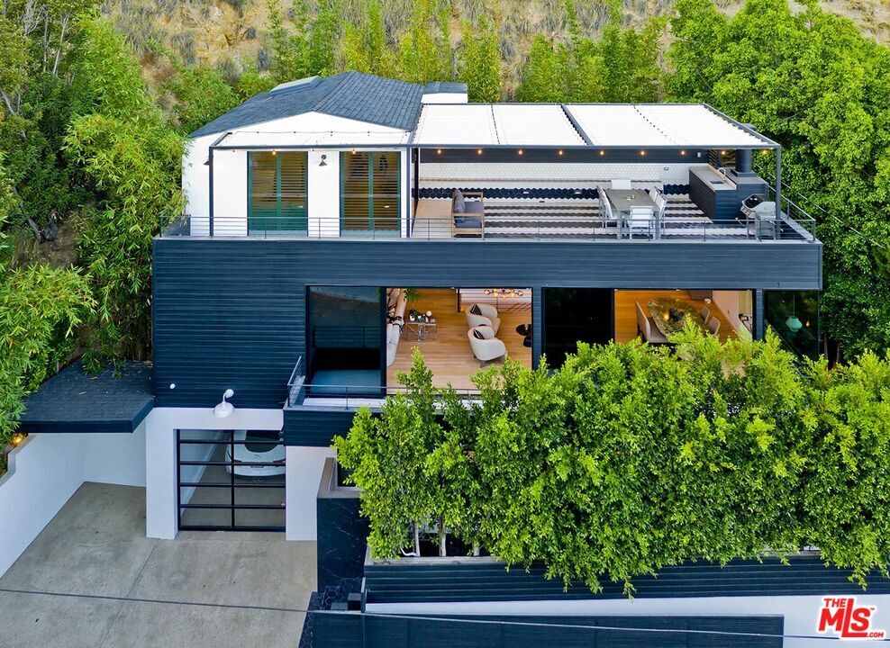 Primary Photo - 2164 Sunset Plaza Dr
