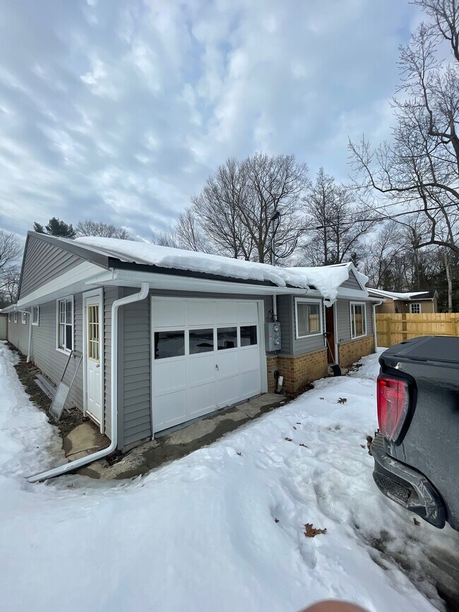 Building Photo - 14670 Zenith Dr