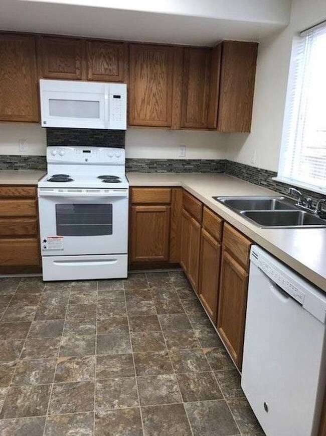 Building Photo - 3 Bed, 2.5 Bath Townhome In The Churchill ...