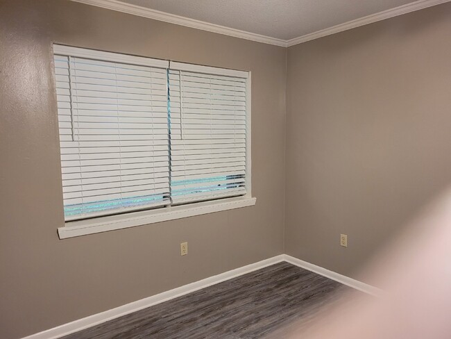 Foto del edificio - 2 bed / 1 bath apartment