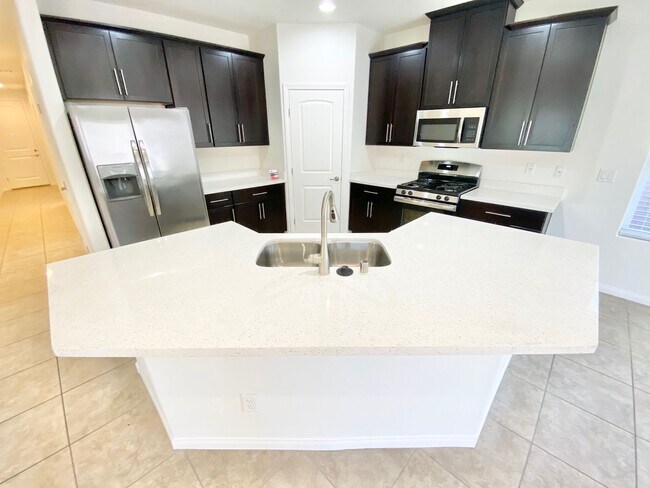 Foto del edificio - STUNNING 3 BEDROOM 2 FULL BATH SINGLE STORY FAMILY HOME WITH 2 CAR GARAGE