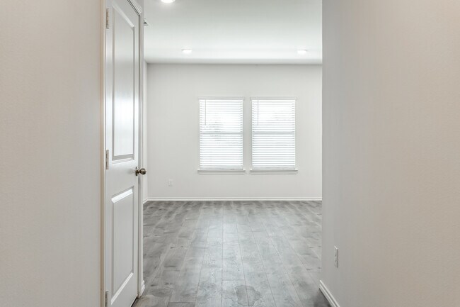 Foto del edificio - 3310 Sandstone Dr