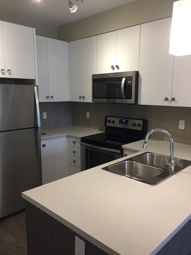 Photo du bâtiment - 1948-1948 N Parallel Rd