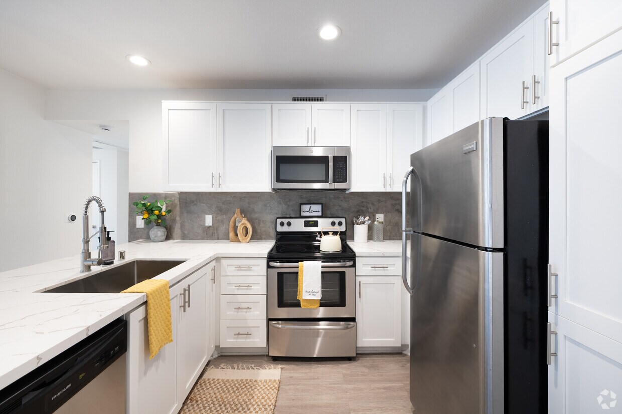 Foto principal - 3400 Cahuenga Blvd Los Angeles, CA 90068