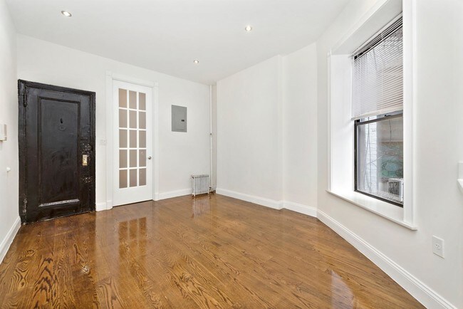 Building Photo - 210 W 80th St