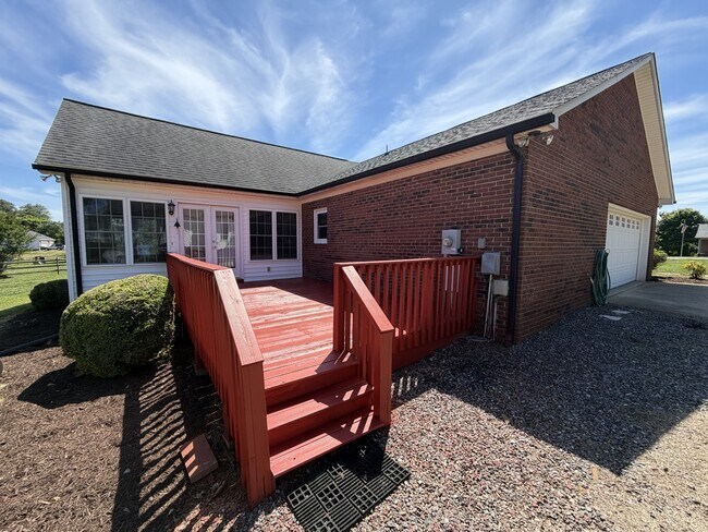 Building Photo - 236 Meadow Oaks Dr