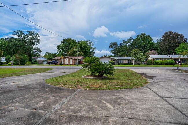 Foto del edificio - Featuring 3 spacious bedrooms and 2 full bathrooms, this residence blends comfort, style, and con...