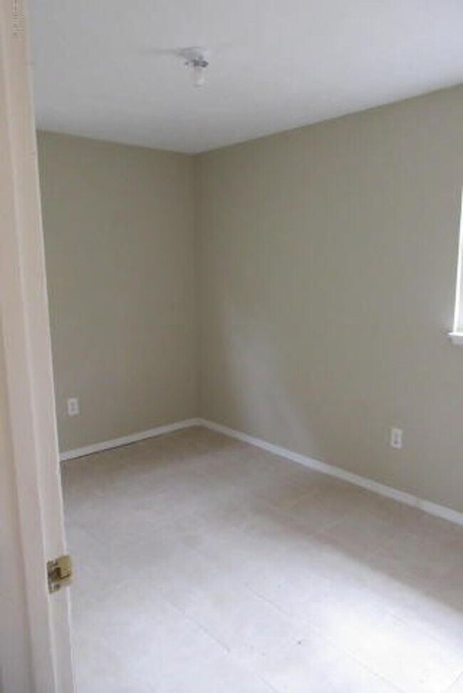 Building Photo - 3 br, 1.5 bath House - 1010 Marblehead