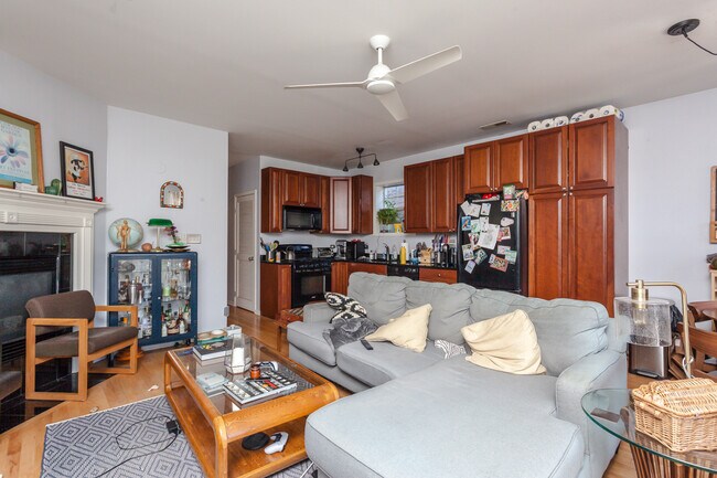 Foto del edificio - 1357 N Artesian Ave